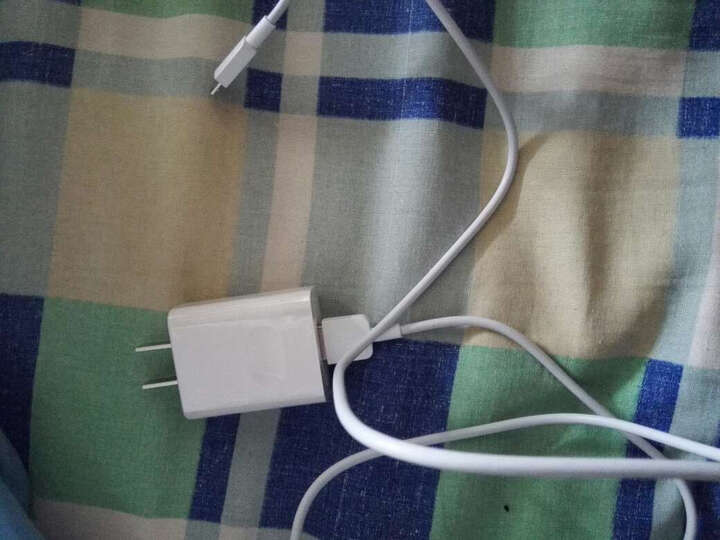 白色简约，华为5V2A充电器｜旧物换新颜，安卓充电无忧的理性之选